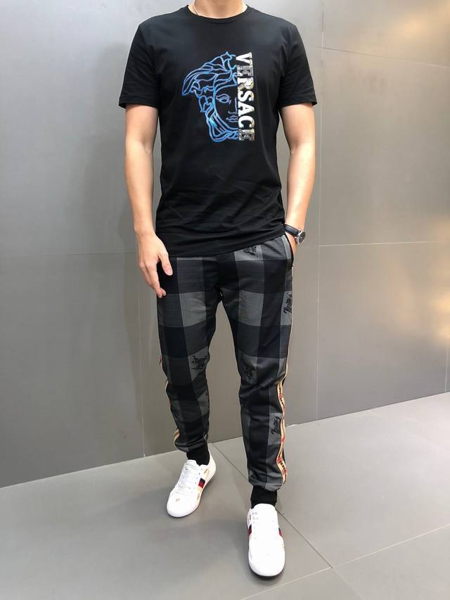 范思哲。穿200斤以上。 年最新爆款短袖T恤。专柜同步，滴塑原料图案。整体图案简洁大方而又不失格调，经典奢华品牌Logo 面料选用进口丝光棉。手感舒适顺滑，上身