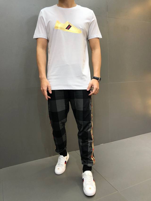 Gucci。穿200斤以上。 年最新爆款短袖T恤。专柜同步，滴塑原料图案。整体图案简洁大方而又不失格调，经典奢华品牌Logo 面料选用进口丝光棉。手感舒适顺滑，