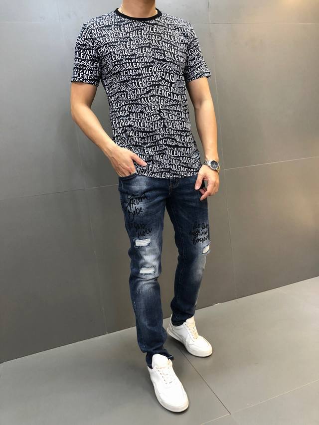 巴黎世家。 年最新爆款短袖T恤。专柜同步，整体图案简洁大方而又不失格调，3D数码。经典奢华品牌Logo 面料选用进口120D双股双丝光棉。手感舒适顺滑，上身透气