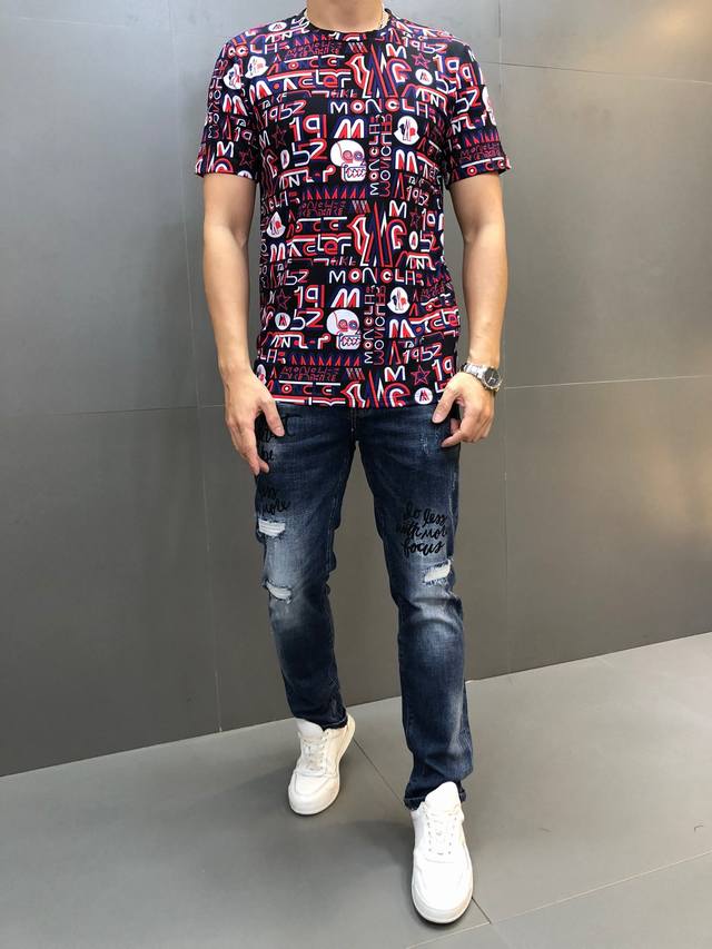 蒙口。 年最新爆款短袖T恤。专柜同步，整体图案简洁大方而又不失格调，3D数码。经典奢华品牌Logo 面料选用进口120D双股双丝光棉。手感舒适顺滑，上身透气凉爽