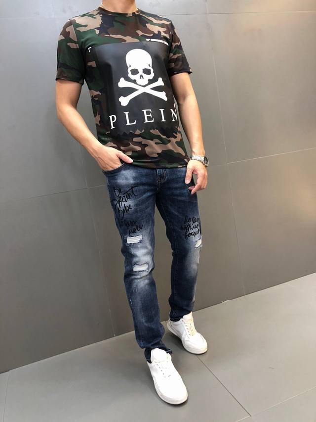 pp。 年最新爆款短袖T恤。专柜同步，整体图案简洁大方而又不失格调，3D数码。经典奢华品牌Logo 面料选用进口120D双股双丝光棉。手感舒适顺滑，上身透气凉爽