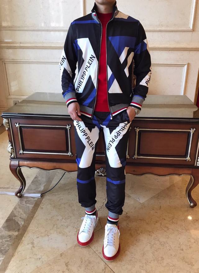 pp.套装 春款季新款 真心推荐！顶级品质！ 完美复刻！欢迎对比专柜细节！认准市场最高版本！面料柔软透气！很强的质感！ 实物拍摄顶级好货！简约大气！超豪华美感，