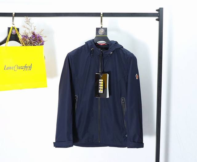 蒙口 春夏新品 时尚帅气 干净利落剪裁 都市风十足！在随意的装束中都能体现有品位的奢华感 客供高支高密尼龙面料 面料超柔软！挺括垂感相当不错，烫钻Logo、淡淡