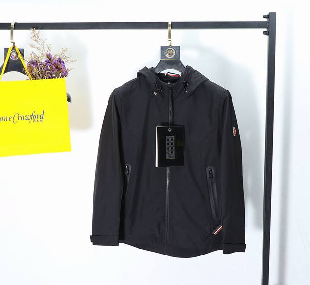 普拉达 春夏新品 时尚帅气 干净利落剪裁 都市风十足！在随意的装束中都能体现有品位的奢华感 客供高支高密尼龙面料 面料超柔软！挺括垂感相当不错，烫钻Logo、淡