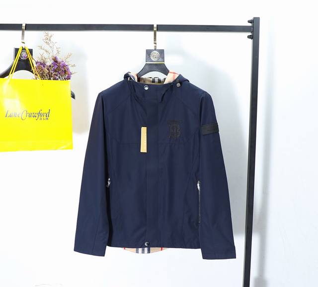 巴宝莉 春夏新品 时尚帅气 干净利落剪裁 都市风十足！在随意的装束中都能体现有品位的奢华感 客供高支高密尼龙面料 面料超柔软！挺括垂感相当不错，烫钻Logo、淡