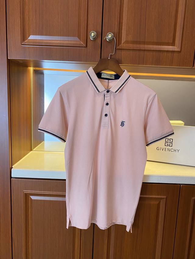 Burberry 20Ss春夏新款，经典最新Logo绣花翻领，经典设计 100%珠地纯棉，舒适透气，顺滑柔软，领口订织拼色罗纹，成衣高规格定做，下摆开叉。 码数