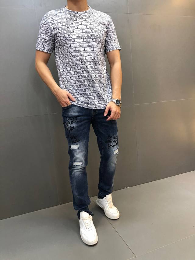 芬迪。 年最新爆款短袖T恤。专柜同步，整体图案简洁大方而又不失格调，3D数码。经典奢华品牌Logo 面料选用进口120D双股双丝光棉。手感舒适顺滑，上身透气凉爽