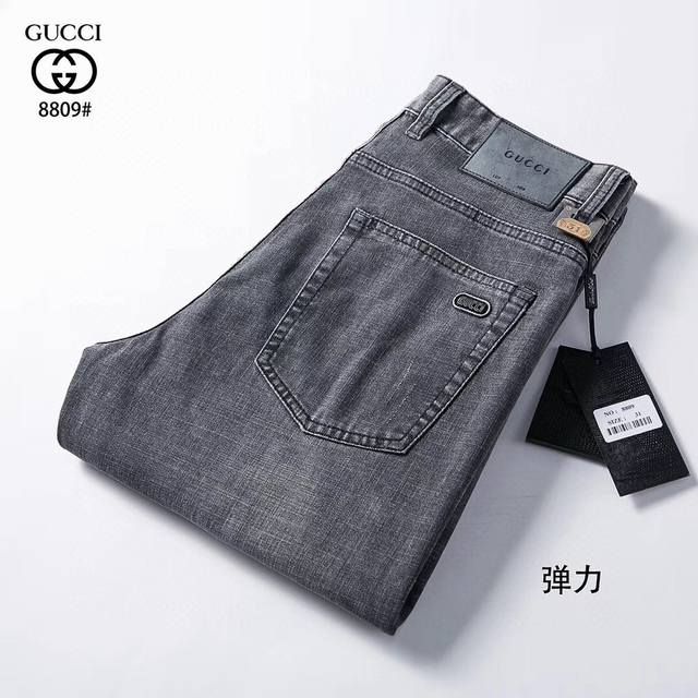 Gucci。 . Ss 年春季新款 全新品味与价值共享 爆款A牛仔裤 身穿着非常舒适 低调不失奢华 穿出去非常有档次,裤型款式和裁剪亦无需多言 上身精致跃然.真