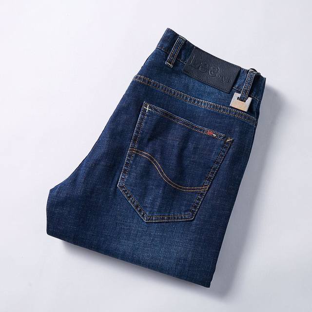 Lee . Ss 年春季新款 全新品味与价值共享 爆款A牛仔裤 身穿着非常舒适 低调不失奢华 穿出去非常有档次,裤型款式和裁剪亦无需多言 上身精致跃然.真正一等