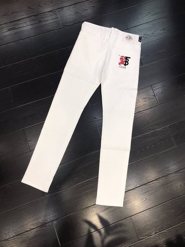 巴宝*莉 Burberr*Y 春夏新品男士牛仔裤 超薄面料微弹 官网同步 时尚优雅 简约百搭系列 采用原色酵母水洗工艺 精选进口重磅丹宁牛仔面料 配专柜五金装饰