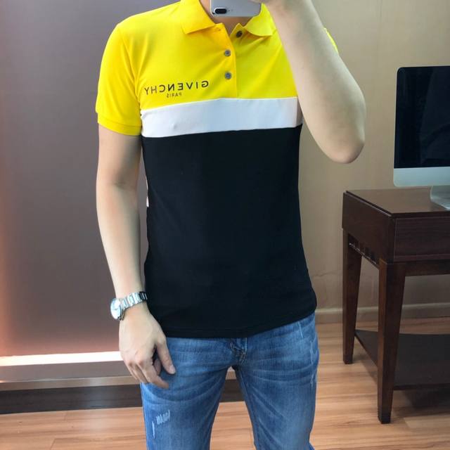 纪梵希。 春夏官网最新款男士短袖翻领polot恤，超有型的一款单品，极具元素风格化，顶级客供订织珠地棉面料，肌理纹路非常细腻，光泽度与质感优越，亲肤体验感极佳，