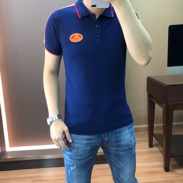 巴宝莉。 春夏官网最新款男士短袖翻领polot恤，超有型的一款单品，极具元素风格化，顶级客供订织珠地棉面料，肌理纹路非常细腻，光泽度与质感优越，亲肤体验感极佳，