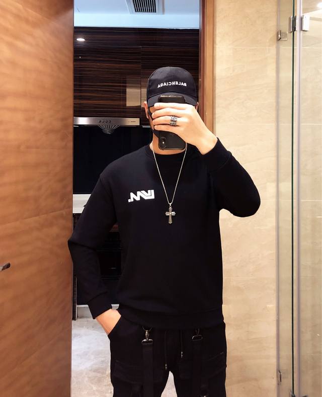 卫衣 Lv路易威登 官网同步男士卫衣，非一般货可以比拟，毛圈棉面料，印花字母设计，专柜主推经典款式，绝对爆款推荐，春秋必备 百搭款式！码数：S-3Xl偏大一码