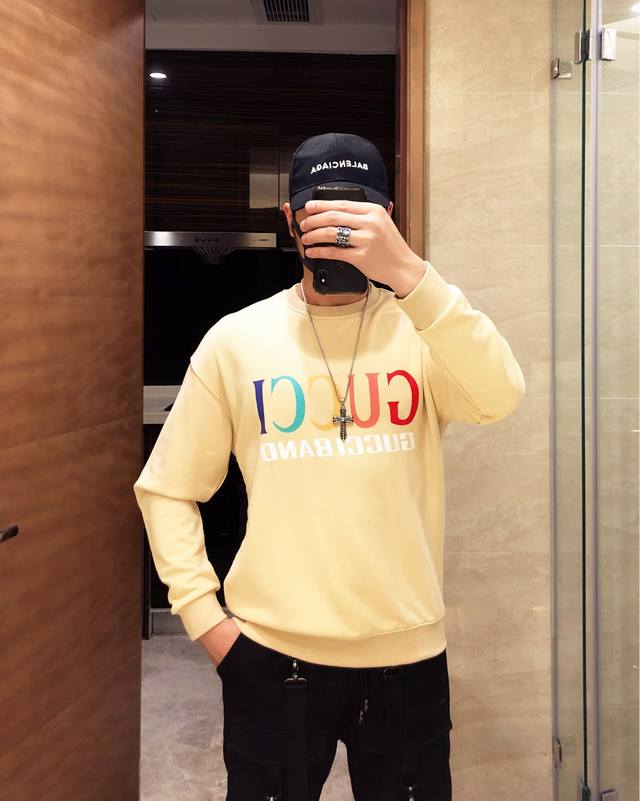 卫衣 Gucci古奇 官网同步男士卫衣，非一般货可以比拟，毛圈棉面料，印花字母设计，专柜主推经典款式，绝对爆款推荐，春秋必备 百搭款式！码数：S-3Xl偏大一码