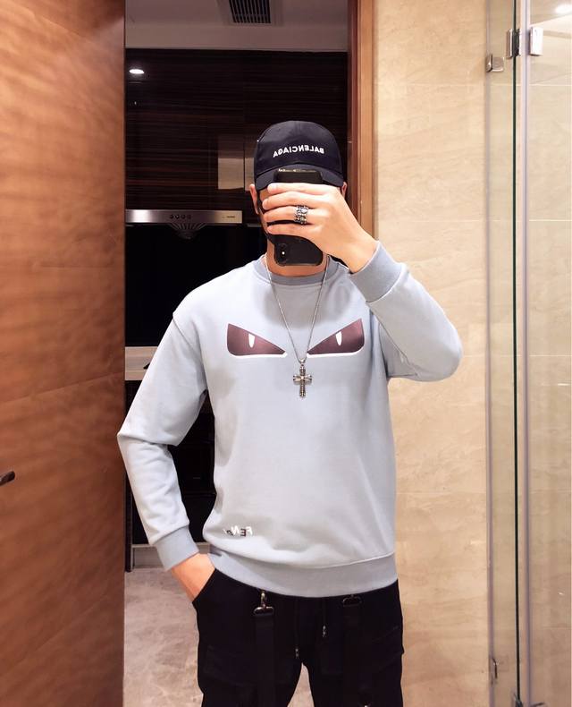 卫衣 Fendi 芬迪 官网同步男士卫衣，非一般货可以比拟，毛圈棉面料，印花字母设计，专柜主推经典款式，绝对爆款推荐，春秋必备 百搭款式！码数：S-3Xl偏大一