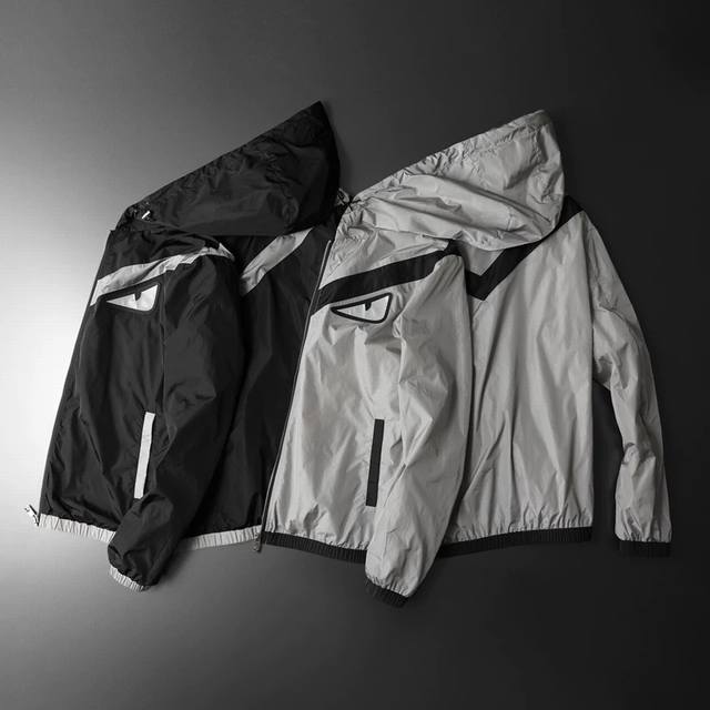 主推款 早春系列，男士连帽风衣夹克 时尚奢华单品设计，防风记忆免烫抗皱聚酯纤维面料 拼接工艺 更加时尚有感觉 重工艺高标准定制 上身非常有型，客供辅料，任何时装