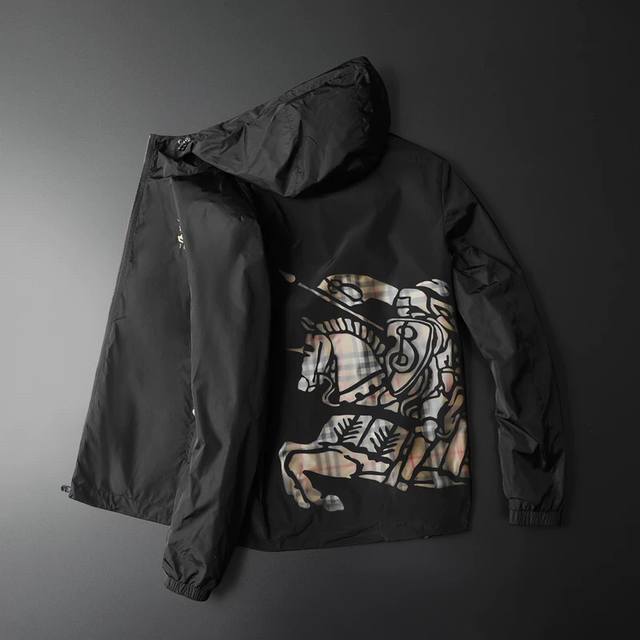 主推款 早春系列，男士连帽风衣夹克 时尚奢华单品设计，防风记忆免烫抗皱聚酯纤维面料 更加时尚有感觉 重工艺高标准定制 上身非常有型，客供辅料，任何时装都可以搭配