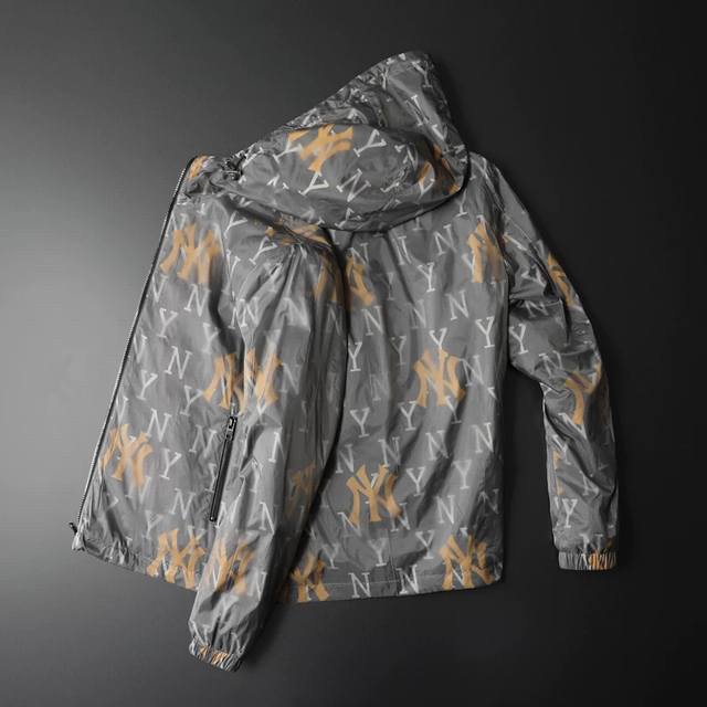 主推款 早春系列，男士连帽风衣夹克 时尚奢华单品设计，防风记忆免烫抗皱聚酯纤维面料 重工艺更加时尚有感觉 高标准定制 上身非常有型，客供辅料，任何时装都可以搭配