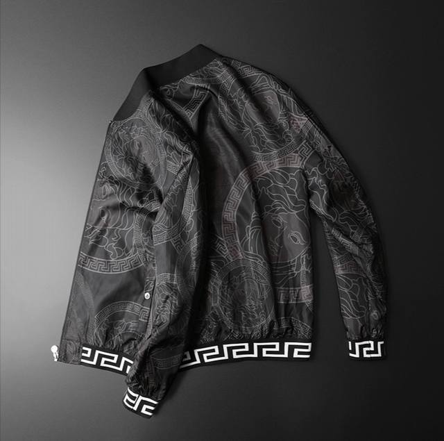 主推款 早春系列，男士风衣夹克 时尚奢华单品设计，防风记忆免烫抗皱聚酯纤维面料 更加时尚有感觉 高标准定制 上身非常有型，客供辅料，任何时装都可以搭配，绝对走在