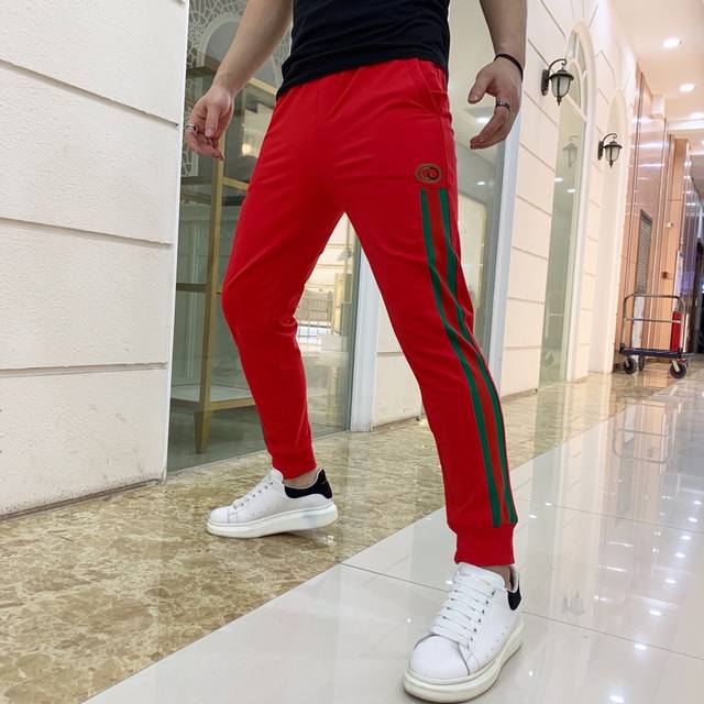 古家 三标齐全 春夏季最新款亮光休闲裤，原版1-1复刻、裤腿刺绣Logo图案设计，精选优质欧绵面料、模特上身效果可以看出时尚帅气轻松驾驭！码数：M-Xxl最大可