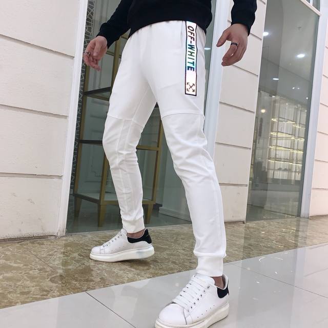 Off家 三标齐全 春夏季最新款亮光休闲裤，原版1-1复刻、裤腿刺绣Logo图案设计，精选优质欧绵面料、模特上身效果可以看出时尚帅气轻松驾驭！码数：M-Xxl最