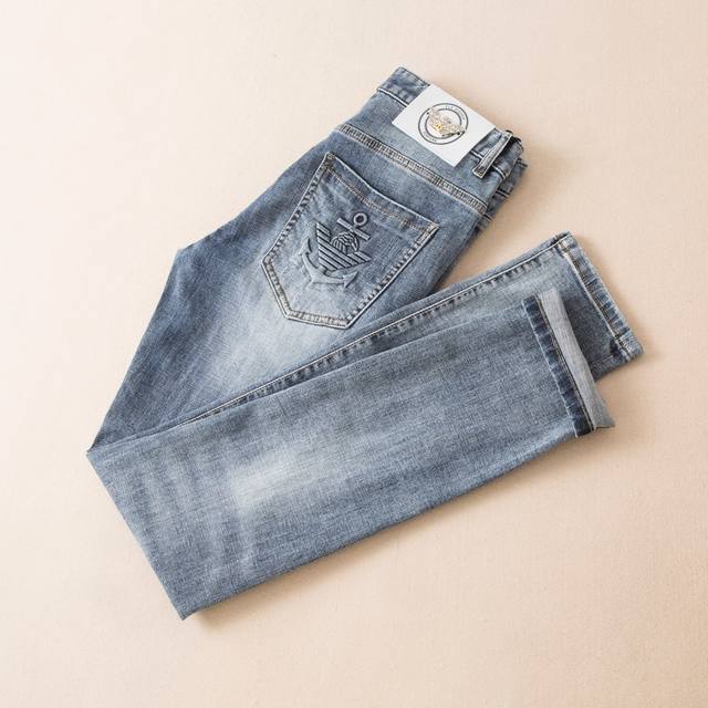 Armani 阿玛尼 小脚牛仔裤身穿着非常舒适 低调不失奢华 穿出去非常有档次,裤型款式和裁剪亦无需多言 上身，精致跃然.真正一等一顶级质料 真正殿堂级的休闲裤