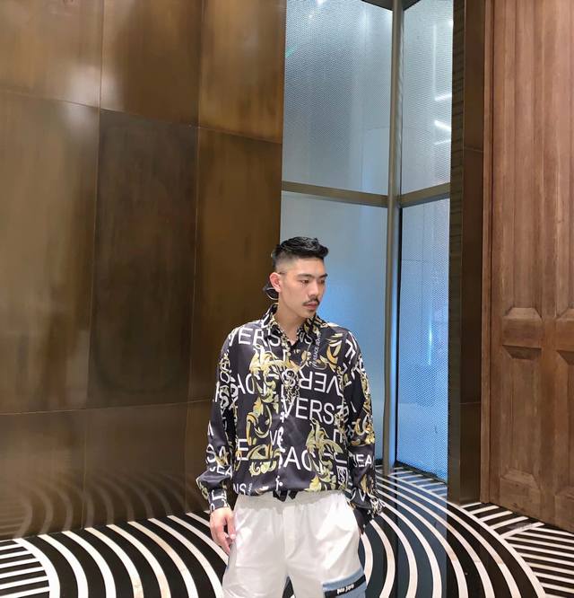 Versac 范思哲 早秋新款 满字母Logo 长袖衬衫 定制面料 数码印花工艺 上身超好看的一款 Mlxlxxl4码