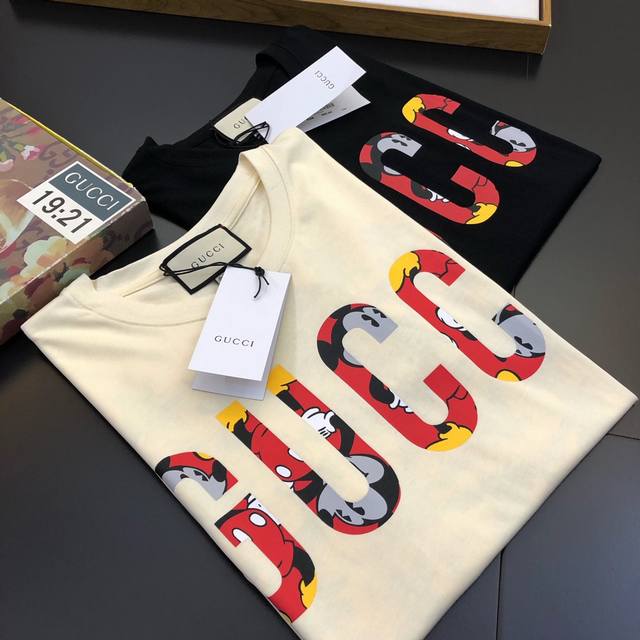 Gu*Ci古家原单男女同款限量款Os版型短袖T恤 S 春夏新款广告画册形象大片搭配款，杨幂穿搭演绎款，领先专柜！古驰家族每一季出现都备受瞩目，都带颠覆性色彩，在