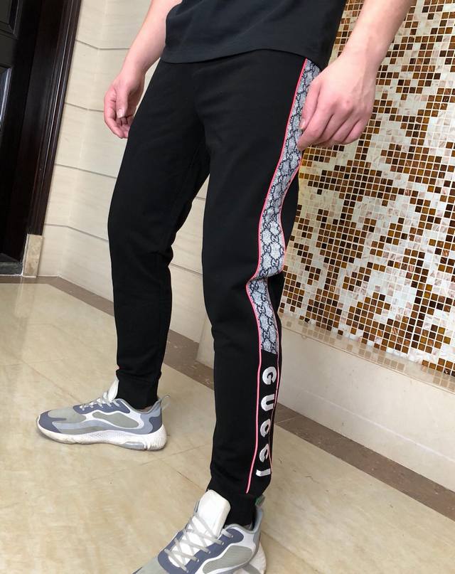 Guc20Ss最新款。经典Logo章仔休闲卫裤。专柜同步、裤腿侧边撞色刺绣拼接设计，定制原版面料、柔软顺滑、细腻排汗、超级爆款、时尚潮流。码数：M-Xxxl