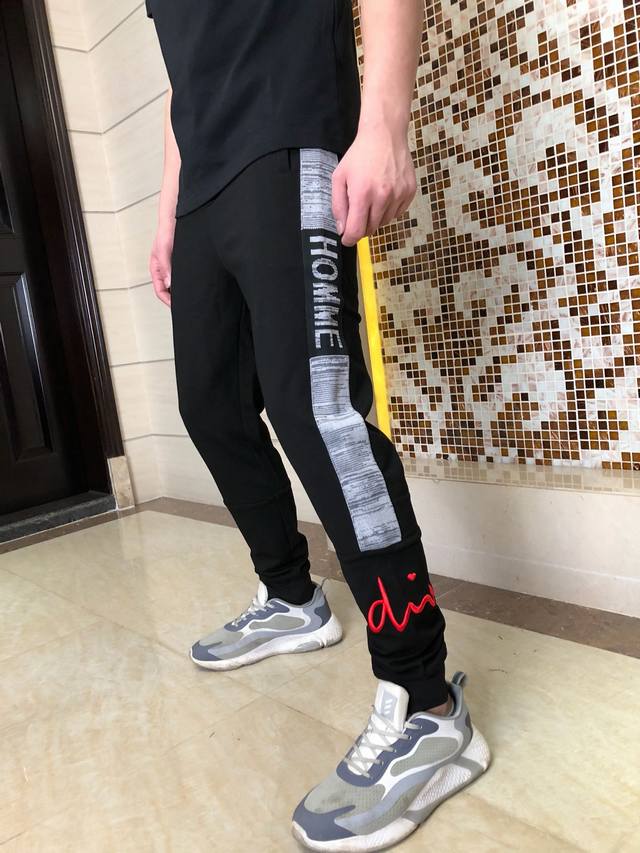 Cd20Ss最新款。经典Logo章仔休闲卫裤。专柜同步、裤腿侧边撞色刺绣拼接设计，定制原版面料、柔软顺滑、细腻排汗、超级爆款、时尚潮流。码数：M-Xxxl