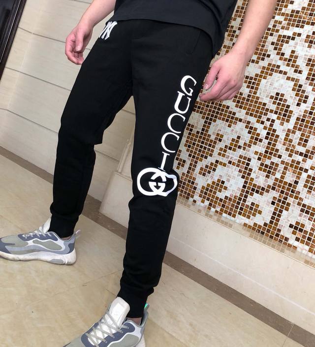 Guc20春夏欧洲专柜休闲裤，打造帅气型男，专柜订制原版五金辅料，欧范十足，进口定织高密度面料，裤子的车线都是精细做工 码数M-3Xl