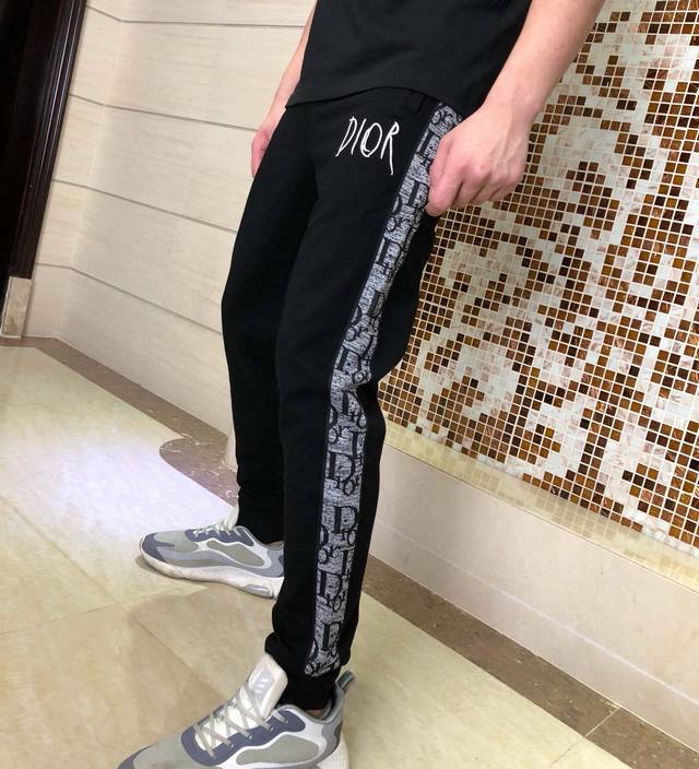 Cd20春夏欧洲专柜休闲裤，打造帅气型男，专柜订制原版五金辅料，欧范十足，进口定织高密度面料，裤子的车线都是精细做工 码数M-3Xl