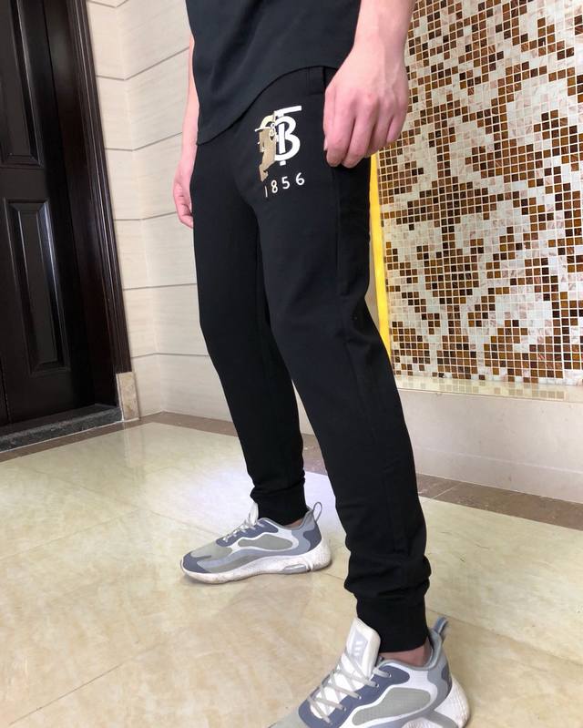 Bbr20春夏欧洲专柜休闲裤，打造帅气型男，专柜订制原版五金辅料，欧范十足，进口定织高密度面料，裤子的车线都是精细做工 码数M-3Xl