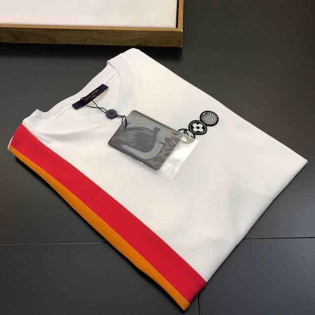 路易*登Louis Vui**On 春夏新款男士短袖T恤！品质贸易单 设计上巧妙地将诸多路易威登标识融汇一处！胸口标志Logo刺绣，下摆拼接尼龙织带开叉设计！衣