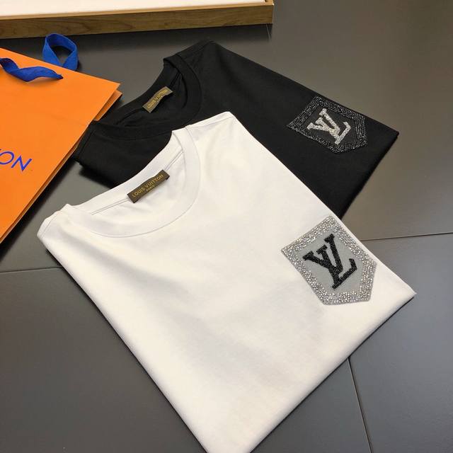 情侣款 Louis Vuitton路易威登 夏季短袖T恤，纯棉面料，胸口Lv字母假口袋图案烫钻设计！ 代代相传至今的路易威登，以卓越品质、杰出创意和精湛工艺成为