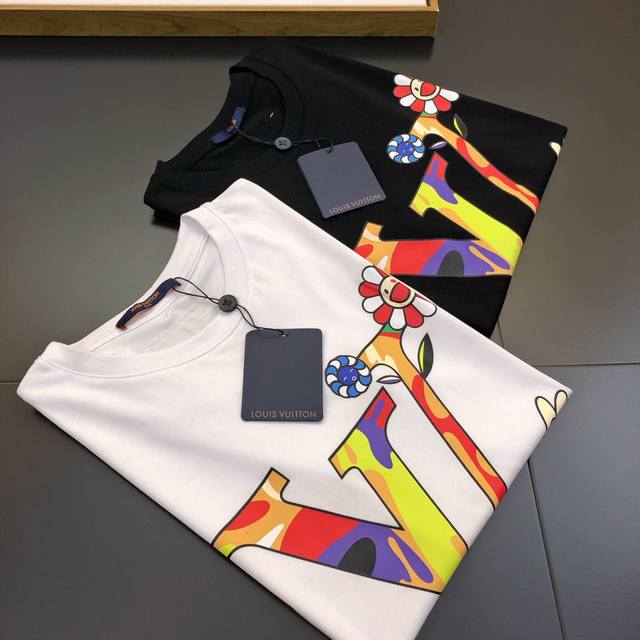 Lv 路易威登 春夏新款系列 胶印喷漆字母印花 圆领百搭时尚短袖T恤 Lv Midnight 标识搭建舞台，展现精致印花、极具辨识度，青春减龄的气息满满，客供定