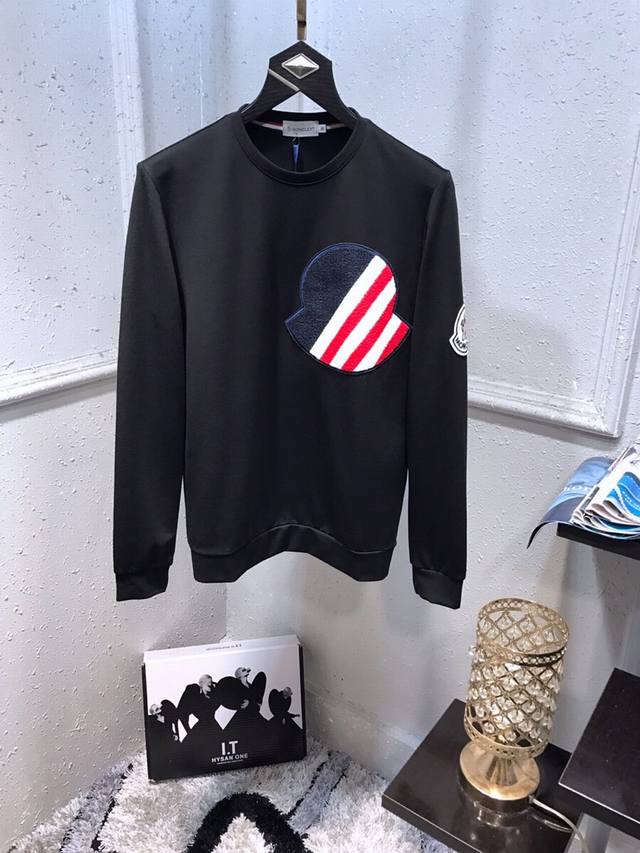 蒙口 Moncl*R 秋冬新款上市海外专柜，潮牌卫衣款，外贸公司订单，没有复杂的工艺，时尚数码压胶配饰，任意搭配，专柜在售，进口120支纯棉面料，极为亲肤舒适，