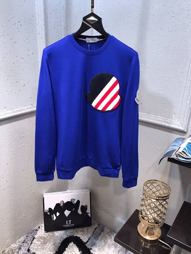 蒙口 Moncl*R 秋冬新款上市海外专柜，潮牌卫衣款，外贸公司订单，没有复杂的工艺，时尚数码压胶配饰，任意搭配，专柜在售，进口120支纯棉面料，极为亲肤舒适，