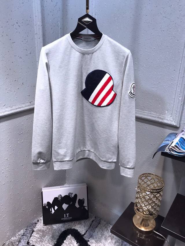 蒙口 Moncl*R 秋冬新款上市海外专柜，潮牌卫衣款，外贸公司订单，没有复杂的工艺，时尚数码压胶配饰，任意搭配，专柜在售，进口120支纯棉面料，极为亲肤舒适，