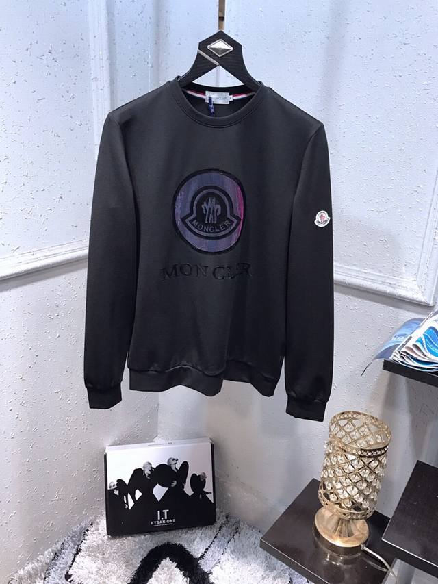 蒙口 Moncl*R 秋冬新款上市海外专柜，潮牌卫衣款，外贸公司订单，没有复杂的工艺，时尚数码压胶配饰，任意搭配，专柜在售，米兰时装界设计风格最妖娆的品牌，进口