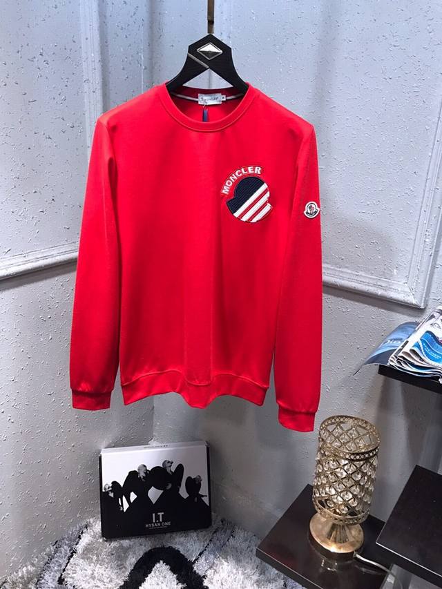 蒙口 Moncl*R 秋冬新款上市海外专柜，潮牌卫衣款，外贸公司订单，没有复杂的工艺，时尚数码压胶配饰，任意搭配，专柜在售，进口120支纯棉面料，极为亲肤舒适，