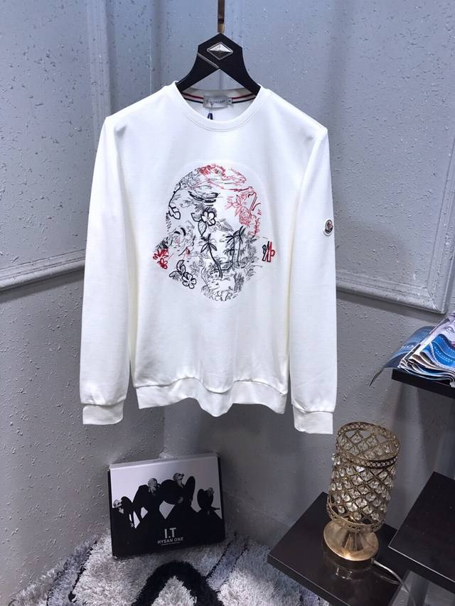 蒙口 Moncl*R 秋冬新款上市海外专柜，潮牌卫衣款，外贸公司订单，没有复杂的工艺，时尚数码压胶配饰，任意搭配，专柜在售，米兰时装界设计风格最妖娆的品牌，进口