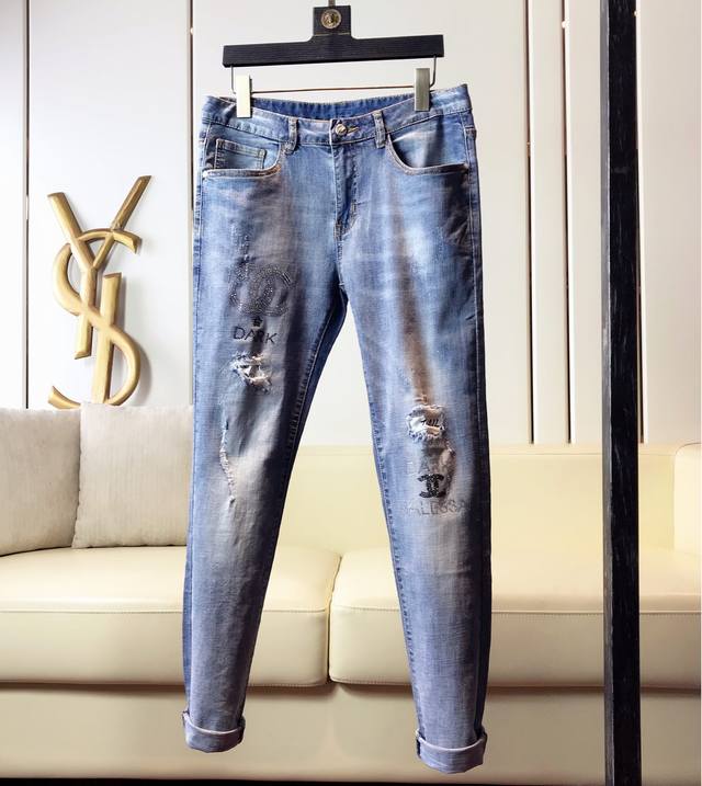 牛仔裤 Chanel香奈儿顶级进口原版牛仔裤 原版重工打造，重工烫钻Logo，原版五金辅料。专柜定制牛仔面料，完全对版专柜，欢迎专柜试穿后再购买，好货不怕比。码