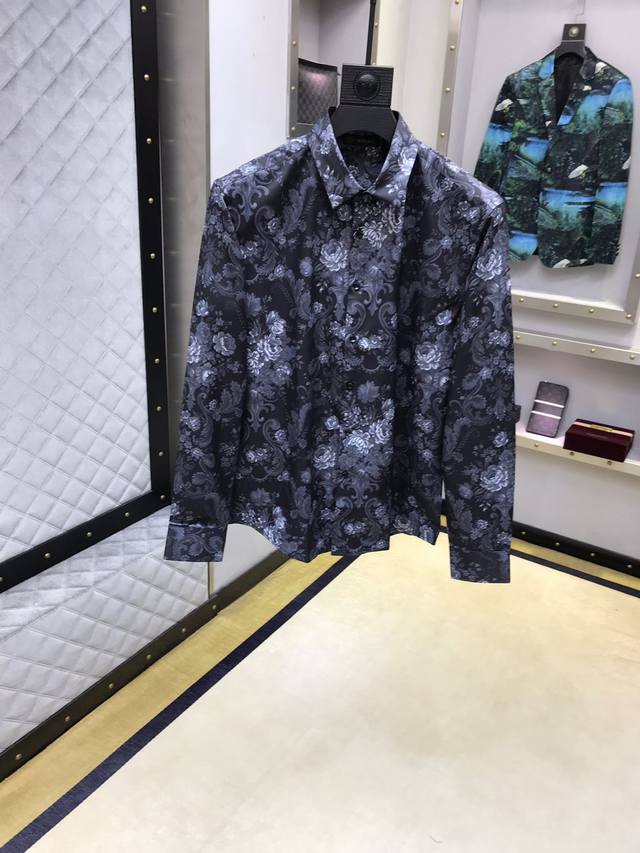 Versace 范思哲 ： 官网早秋最新款长袖衬衫，专柜府绸面料，贴身舒适，丝滑透气，原单狠货！裁剪流畅利落！修身小圆摆款 十足腔调！极致贴身体感，撞色设计，满