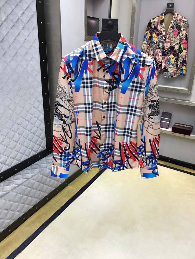 Burberry 巴宝莉 ： 原单男士长袖衬衫，香港洋行货，高端级泰国产，超经典的一款单品，极具元素风格化，顶级客供意大利订织府绸面料，肌理纹路非常细腻，光泽度