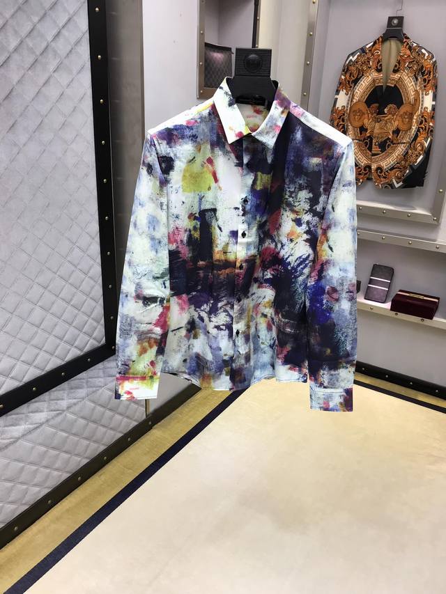 Alexander Mcqueen 亚历山大 麦昆 ： 官网早秋最新款长袖衬衫，专柜府绸面料，贴身舒适，丝滑透气，原单狠货！裁剪流畅利落！修身小圆摆款 十足腔调