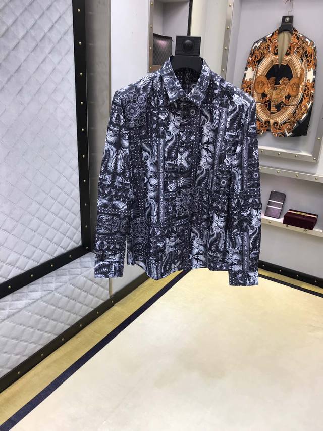 杜嘉班纳Dolce&Gabbana： 官网早秋最新款长袖衬衫，专柜府绸面料，贴身舒适，丝滑透气，原单狠货！裁剪流畅利落！修身小圆摆款 十足腔调！极致贴身体感，撞