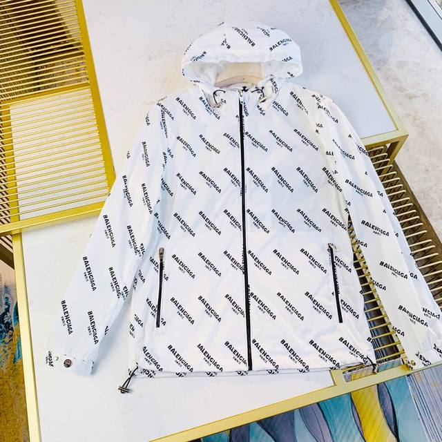 现货秒发原单系列最大可穿220斤，Balenciaga 巴黎世家 春季新款休闲连帽夹克外套，定制专柜面料，轻薄柔软，舒适度极好。成衣剪裁线条流畅，极致净版，经典