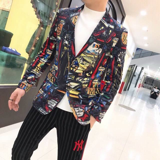 D&G 杜嘉班纳 冬季最新款提花西装外套，原版1-1复刻、车线工整细致做工无可否认，整体提花涂鸦设计、精选优质聚酯纤维氨纶绵面料、上身效果超帅轻松驾驭，型男必备