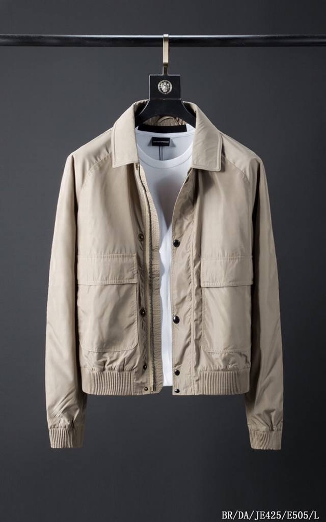 春款八宝丽E505 Burbe**Y 高级定制 20Ss款式包括经典飞行夹克 系列采选考究的功能性科技面料 全新面料精制而成 时装秀款式则选用新季面料 搭配醇美